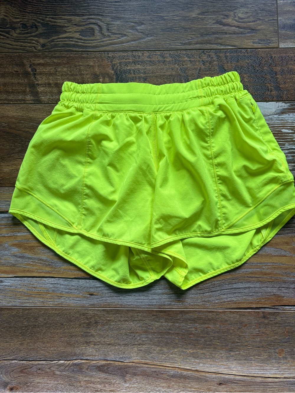 LULULEMON - Hotty Hot High Rise Shorts 4” - Sour Grape Lime Green Size 6